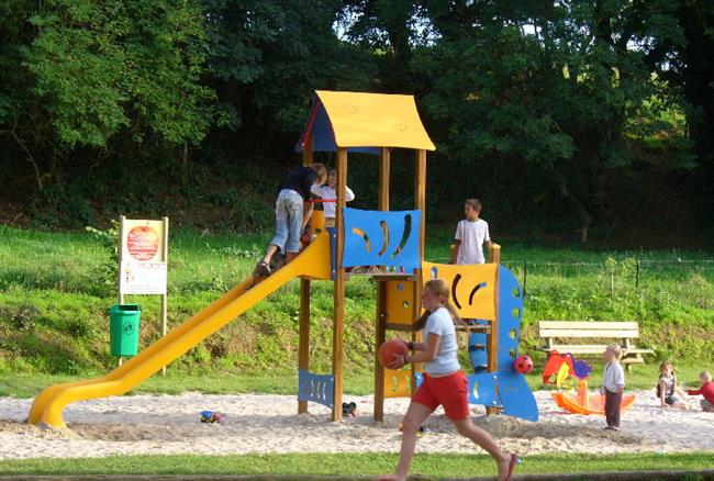 Aire de jeux enfants camping La Vallée à Erquy Bretagne