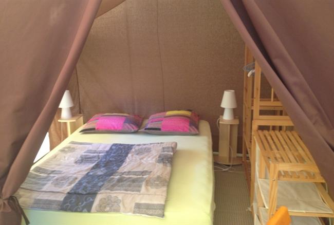 chambre double tente safari - Camping La Vallée Erquy